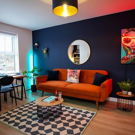 Neon Road At Park House Peterborough City Centre Apartment Zewnętrze zdjęcie