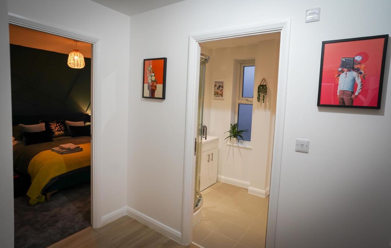 Neon Road At Park House Peterborough City Centre Apartment Zewnętrze zdjęcie