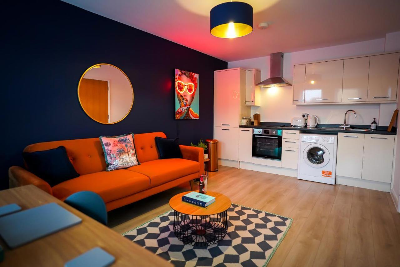 Neon Road At Park House Peterborough City Centre Apartment Zewnętrze zdjęcie