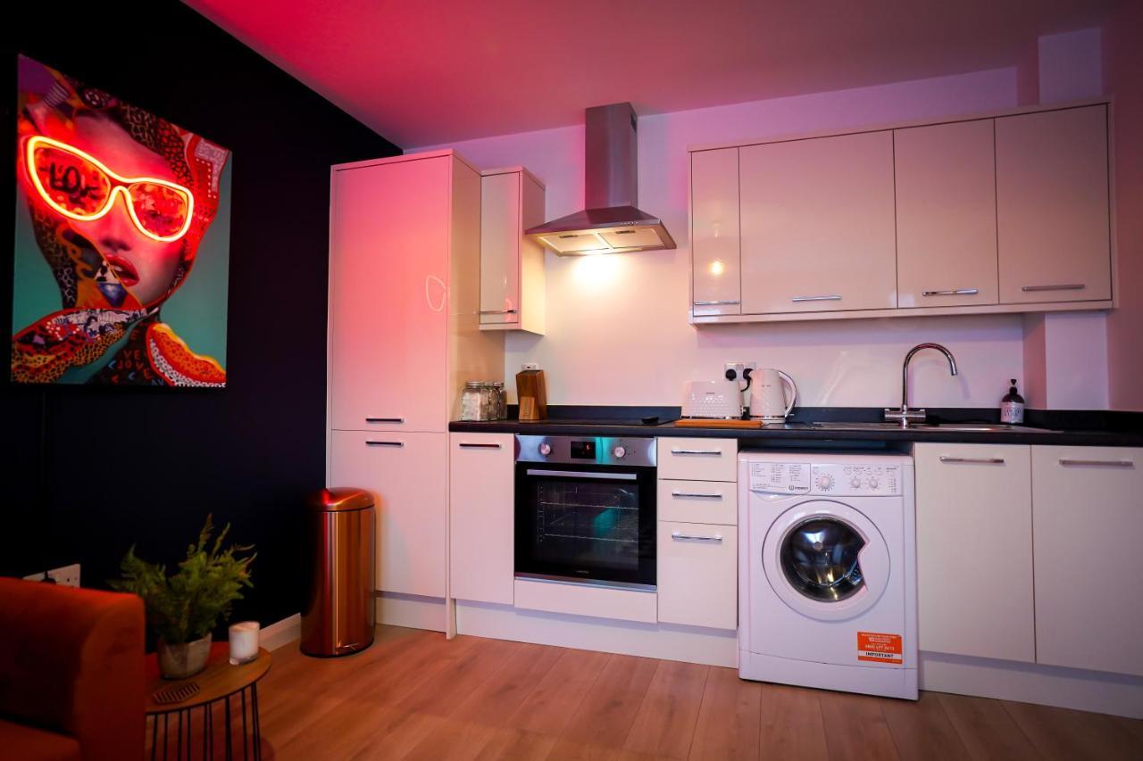 Neon Road At Park House Peterborough City Centre Apartment Zewnętrze zdjęcie