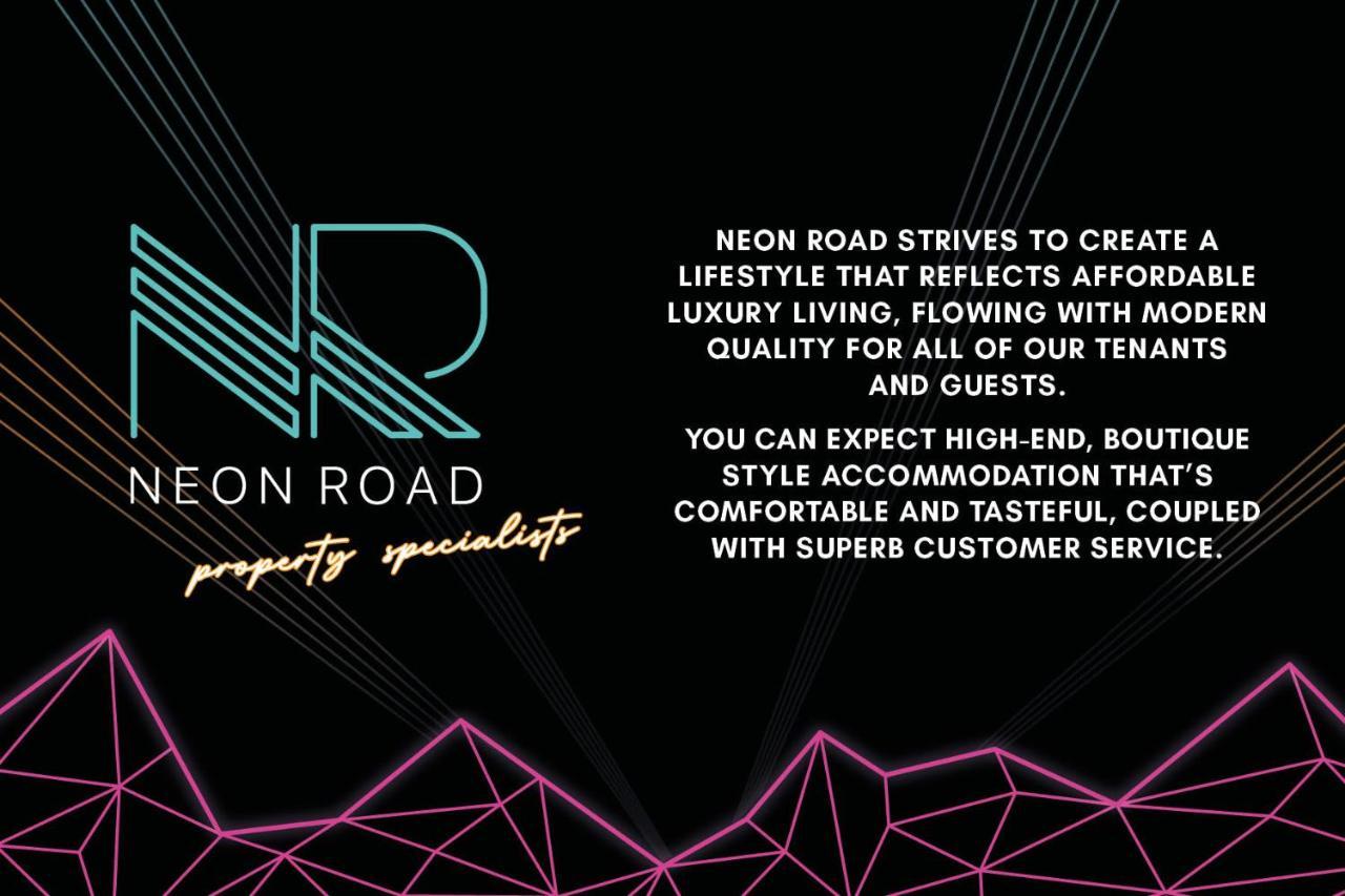Neon Road At Park House Peterborough City Centre Apartment Zewnętrze zdjęcie